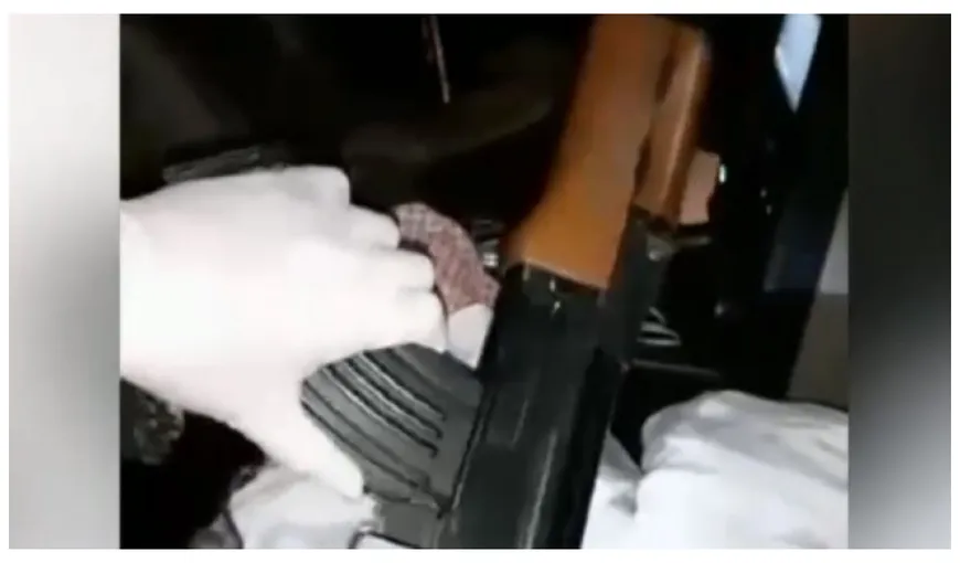 Bărbaţi anchetaţi după ce s-au filmat în timp ce se jucau cu armele într-o maşină. Imaginile au fost transmise Live pe Facebook