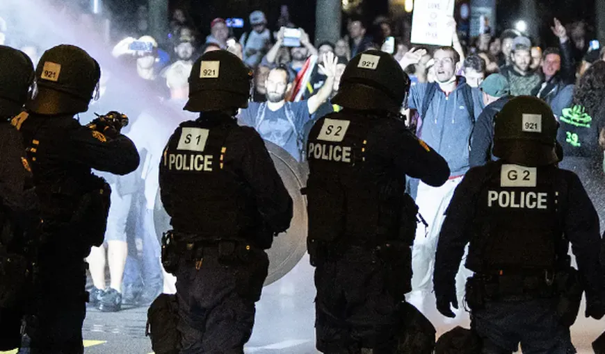 Bătaie între antivaccinişti şi poliţie, în capitala Elveţiei. S-au folosit gloanţe de cauciuc şi gaze lacrimogene, străzile au devenit teatru de război VIDEO