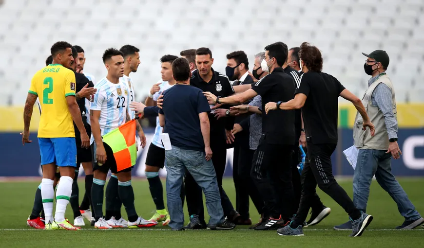 Scene halucinante la Brazilia-Argentina, autorităţile sanitare au intrat pe teren şi au întrerupt meciul, din cauza Covid. Messi: „E o ruşine! Toată lumea se uită la noi”