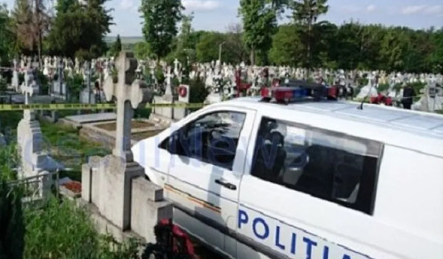 Incident bizar în Suceava. Un bătrân a murit chiar pe mormântul soției sale. A vrut să îi fie alături chiar și în ultima clipă
