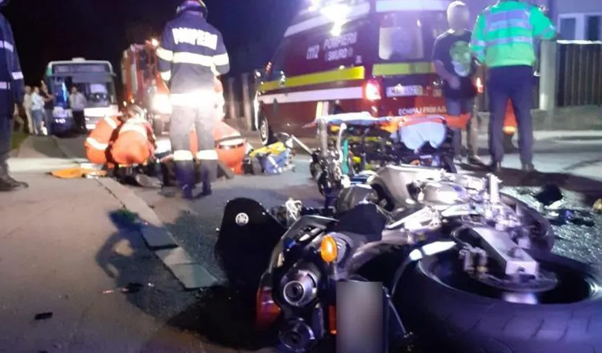 Motocicletă spulberată de o maşină într-o intersecţie, lângă Cluj-Napoca. Pe motor se aflau doi tineri de 28 şi 25 de ani