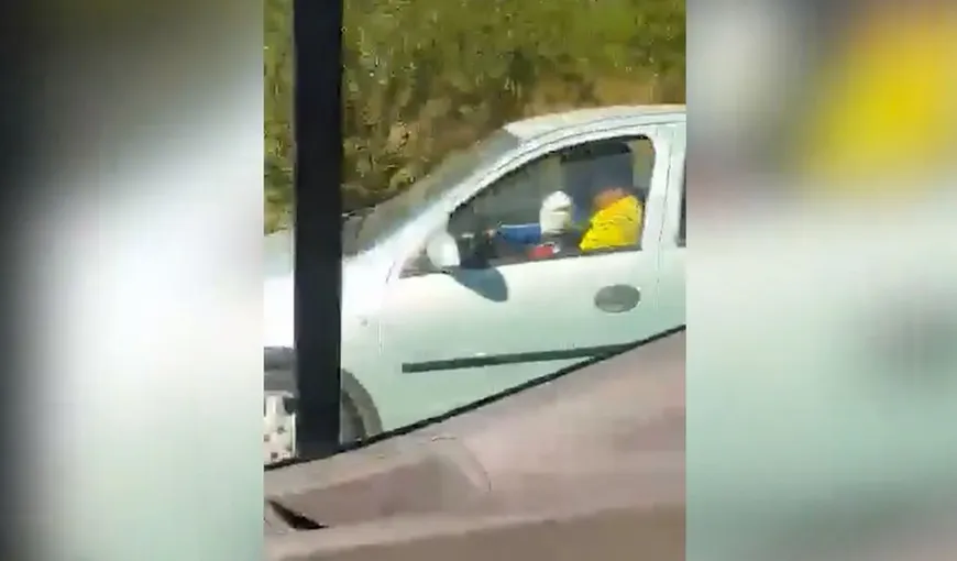 Imagini incredibile! Copil de grădiniță lăsat să conducă o mașină. „Copilul avea în jur de 2 – 3 ani. Conducea mașina și mergea haotic”