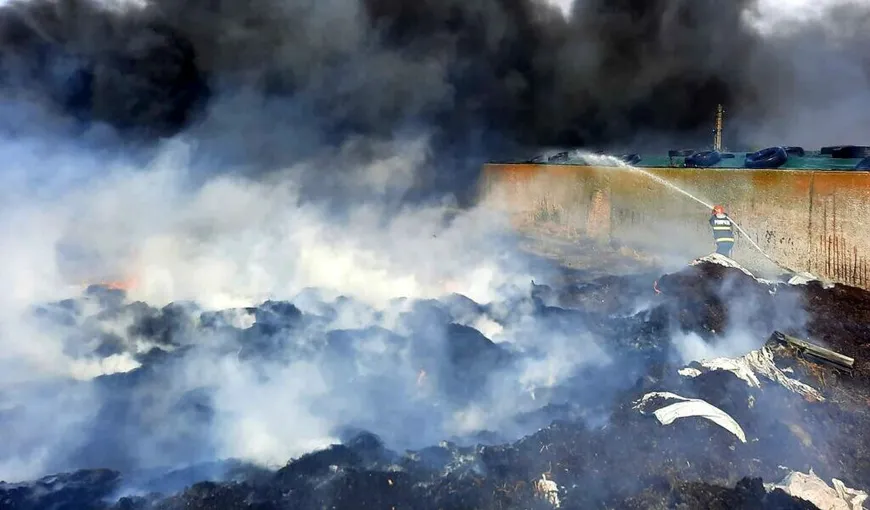 Incendiu de proporţii lângă Bucureşti. Populaţia, avertizată prin Ro Alert să stea în case VIDEO