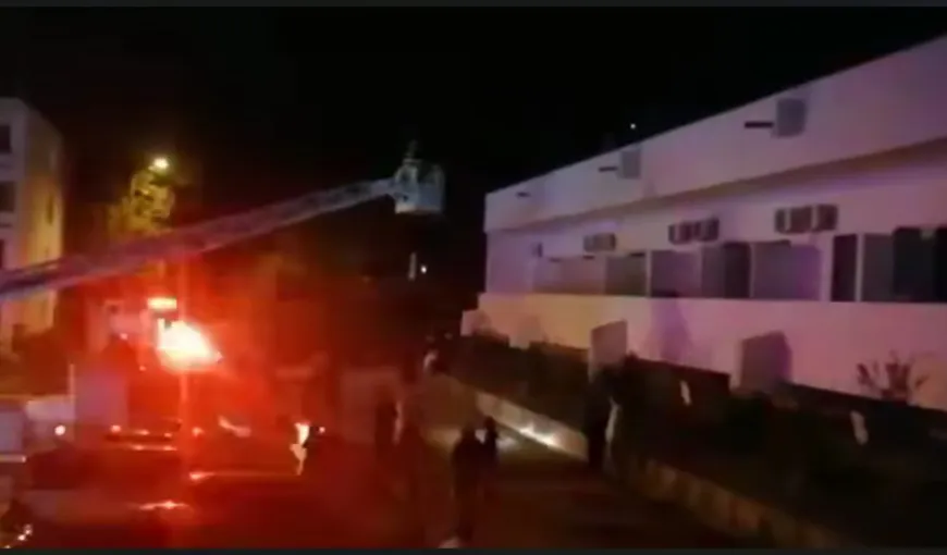 Incendiu puternic la un hotel din Eforie Sud. 16 persoane, dintre care cinci copii, coborâte de pe acoperişul clădirii VIDEO