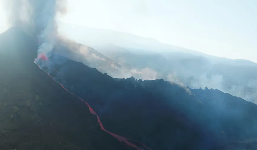 Vulcanul din La Palma a început să expulzeze din nou lavă şi fum. Locuitorii au primit ordin de izolare