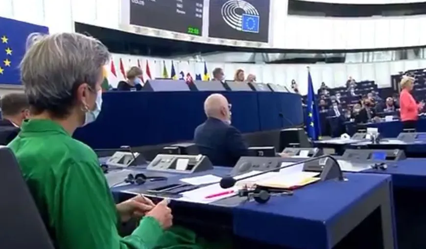 Margrethe Vestager tricotează în Parlamentul European. Comisarul UE a fost filmat în timp ce asculta discursul şefei sale