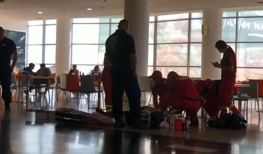 Un bărbat a murit înecat cu mâncare la mall. Unii clienţii îl filmau cum se sufocă, alţii mâncau liniştiţi în timp ce era resuscitat lângă ei