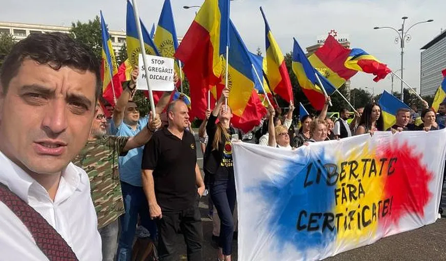 Protest la Guvern, vineri seară. Românii au ieșit în stradă să își strige nemulțumirea din cauza certificatului verde, care a fost aprobat de Guvern