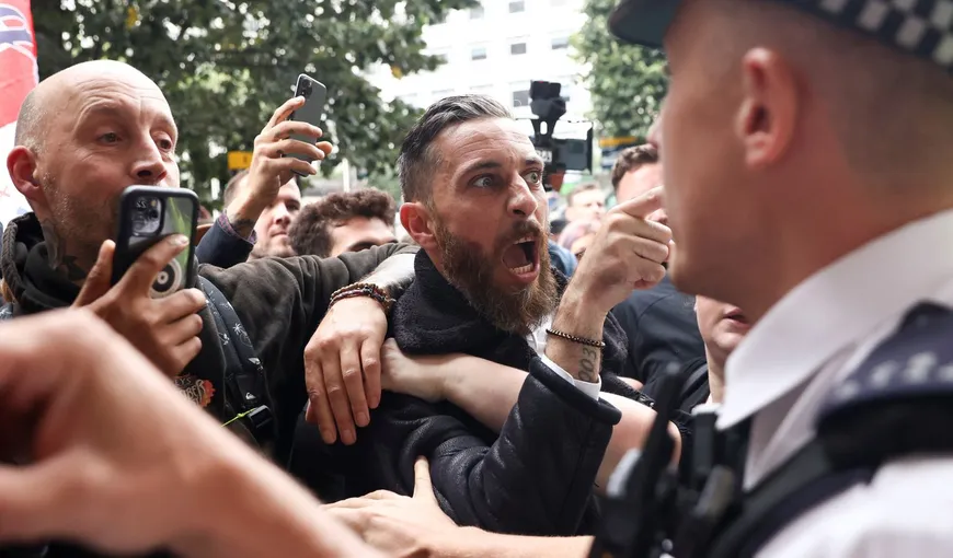 Violenţe la Londra, la protestul anti-vacciniştilor. Mai mulţi poliţişti au fost răniţi în altercaţii cu manifestanţii VIDEO