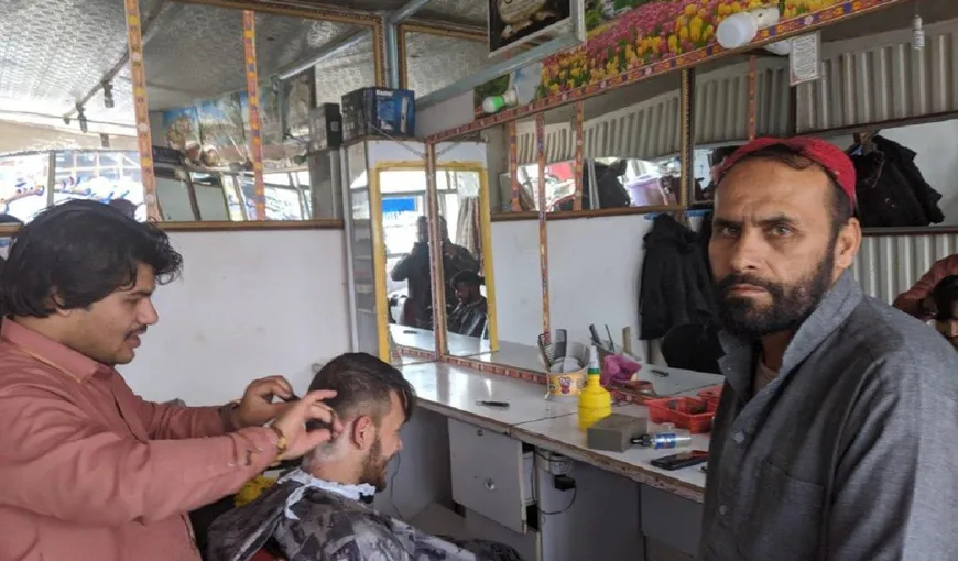 Restricţii tot mai multe în Afganistan! Talibanii le-au interzis bărbierilor să mai radă şi să fasoneze bărbile clienţilor