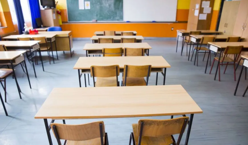 Opt şcoli închise în Bucureşti chiar de la începutul anului şcolar. Mii de elevi vor face cursuri online la nivelul întregii ţări DOCUMENT