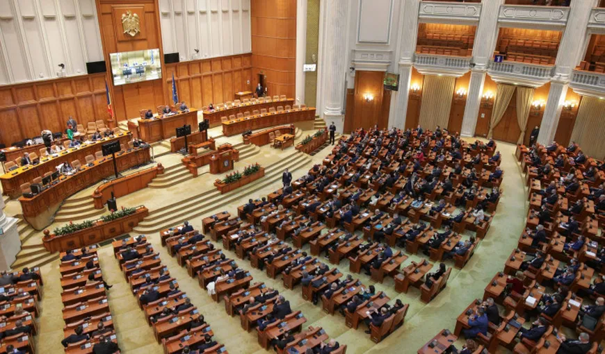 Circ în Parlament la ședința unde trebuia stabilit calendarul moțiunii de cenzură AUR – USR PLUS! PNL a cerut verificarea semnăturilor. PSD a părăsit sala. Votul se reia marţi la ora 11