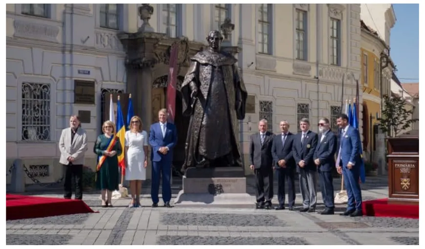 Protest la Sibiu. Oamenii cer retragerea statuii baronului Brukenthal din Piața Mare