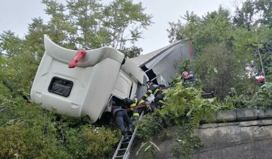 Accident grav în Orşova. Şofer de TIR blocat în cabina distrusă şi agăţată de liniile de înaltă tensiune