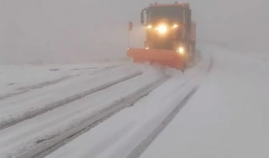 Iarna bate la ușă. Zăpadă de peste zece centimetri în România. Autoritățile intervin de urgență cu utilaje de deszăpezire!