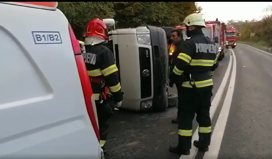 Accident cumplit. Microbuz răsturnat la Cluj. Șase persoane duse de urgență la spital