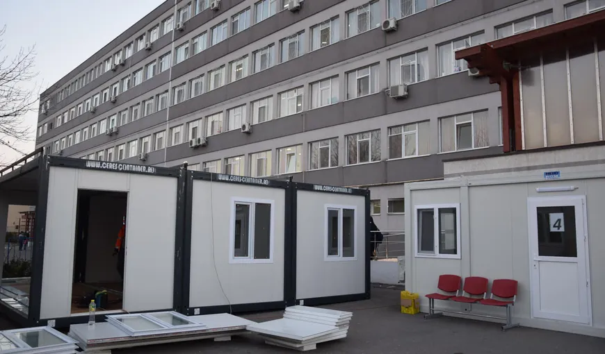 Construcţii modulare pentru triajul pacienţilor, instalate în curţile mai multor spitale după explozia cazurilor COVID