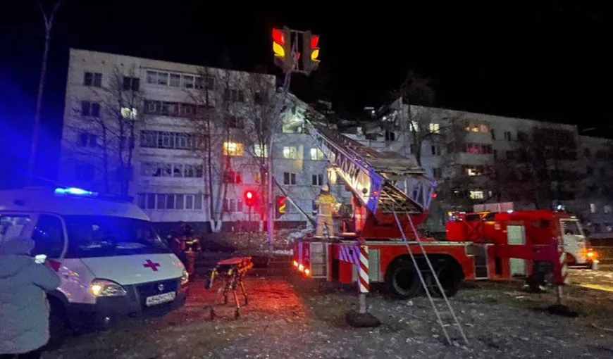 Explozie la un bloc după o acumulare de gaze, soldată cu mai multe apartamente distruse. Acoperișul clădirii din Rusia s-a prăbușit