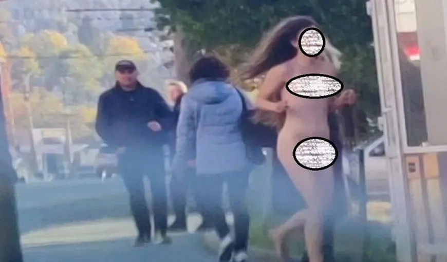 Imagini unice surprinse pe străzile din Cluj. O tânără a fost filmată fugind goală pușcă, în plină zi!