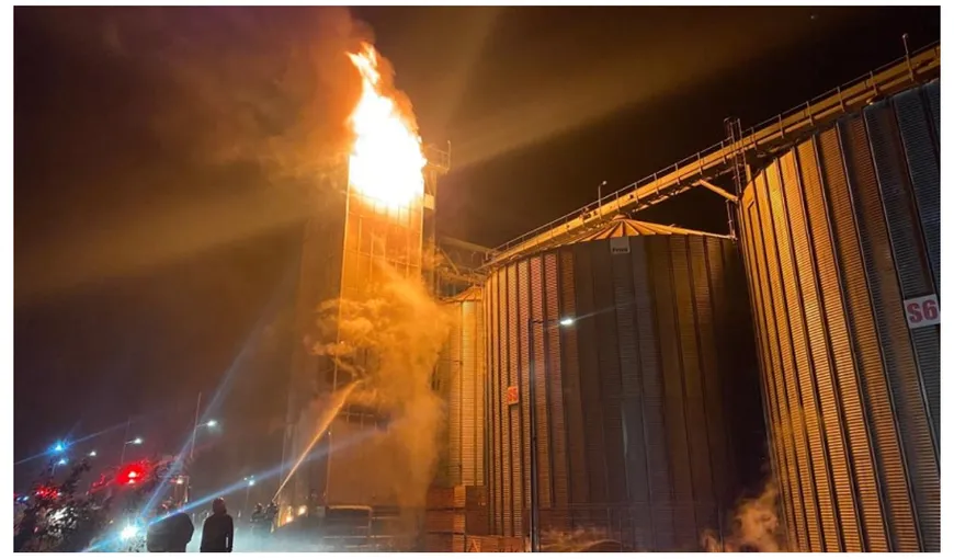 Incendiu de amploare la un depozit de cereale. Zeci de pompieri au intervenit de urgenţă