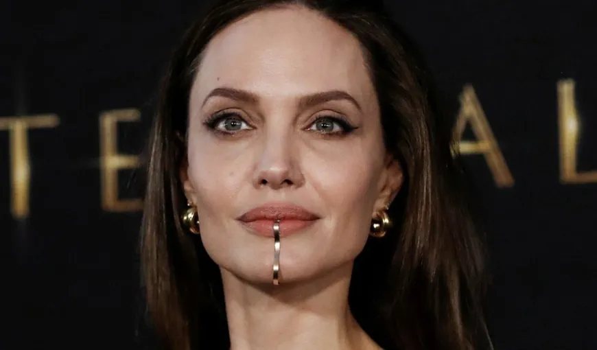 FOTO! Angelina Jolie, apariţie uluitoare cu un accesoriu şocant în gură! Cât costă şi cum se foloseşte „jucăria” care nu o împiedică nici să vorbească nici să sarute!