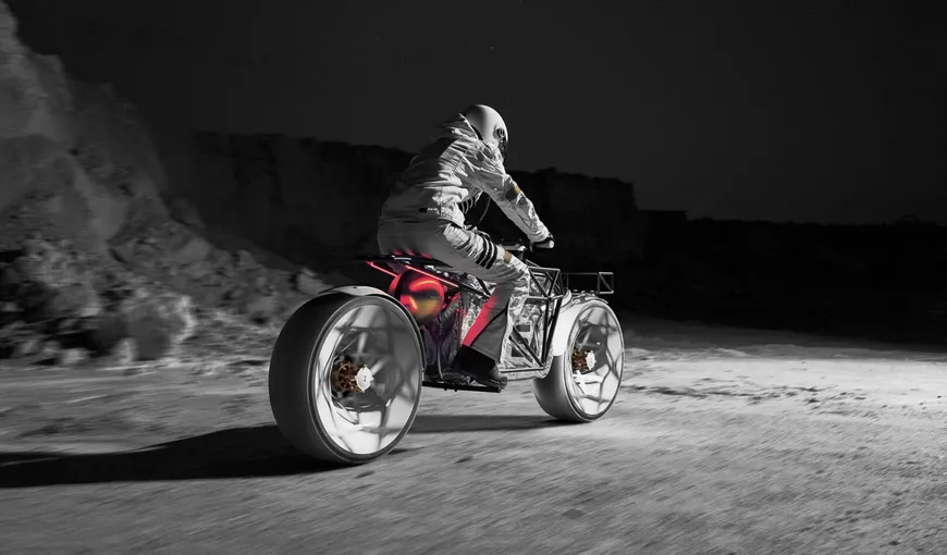 Cu motocicleta pe lună. Imagini excepţionale cu primul vehicul pe două roţi conceput să ruleze pe alt sol decât cel al Terrei VIDEO