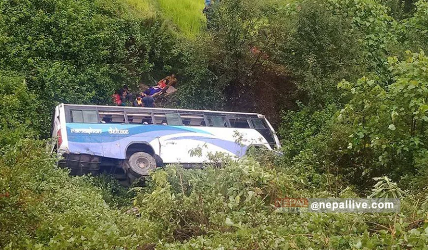 Tragedie rutieră în Nepal. Un autobuz a căzut în prăpastie, sunt cel puţin 32 de morţi