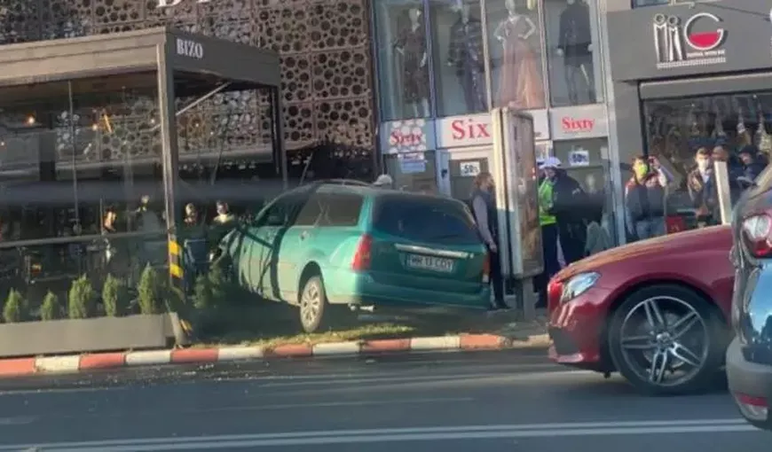 O șoferiță a intrat cu mașina într-o terasă, la Baia Mare. Imagini incredibile!