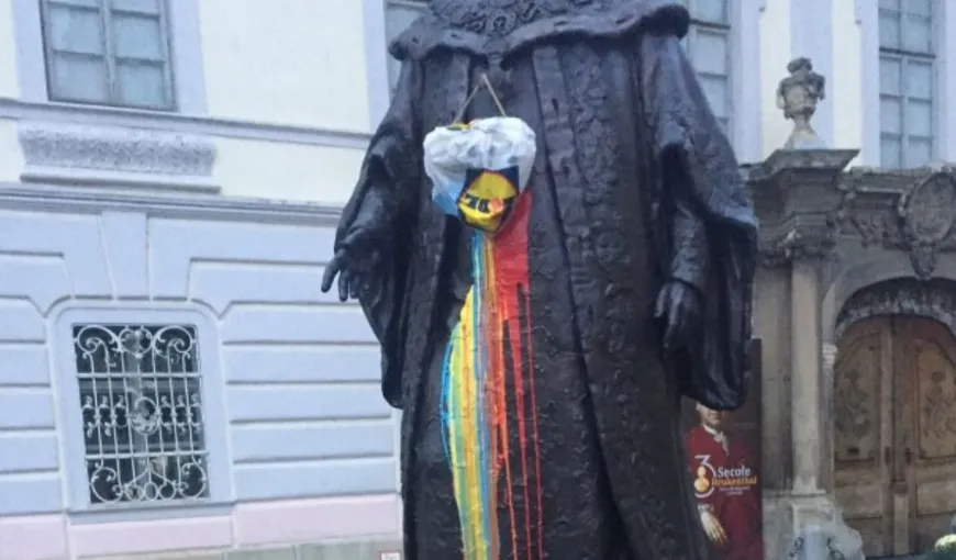 A fost vandalizată statuia din Sibiu, inaugurată recent de Klaus Iohannis. A fost vopsită parţial în culorile tricolorului
