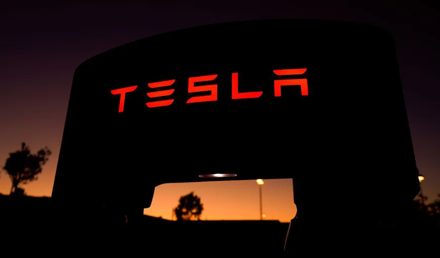 Tesla a spart barierele şi a trecut de o capitalizare de 1.000 de miliarde de dolari. Compania lui Elon Musk a primit o comandă record, de 100.000 de maşini, de la Hertz