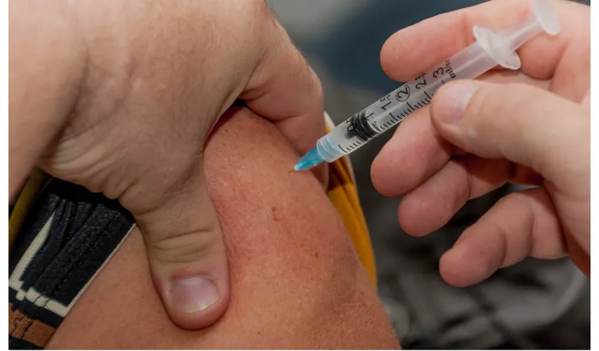 Vaccinul anti-COVID şi cel antigripal pot fi administrate în acelaşi timp STUDIU