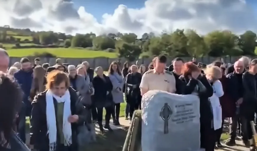 Întâmplare incredibilă la înmormântarea unui bărbat. Cei prezenți au izbucnit în râs în timp ce sicriul era coborât în groapă: „E întuneric aici. Lăsați-mă să ies!” VIDEO