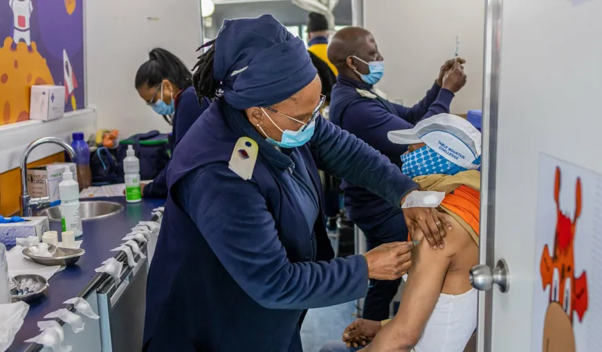 Informații de ultimă oră despre primii pacienții infectați cu tulpina africană Omicron: „Se plâng de dureri în corp şi de oboseală extremă”