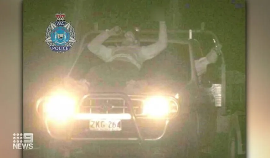 Un bărbat bea bere pe capota unei mașini, la 120 de km/h. Imaginile au devenit virale