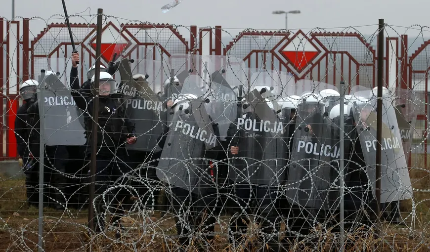 Peste 230 de migranţi forţează graniţa dintre Belarus şi Polonia rupând gardul de sârmă ghimpată