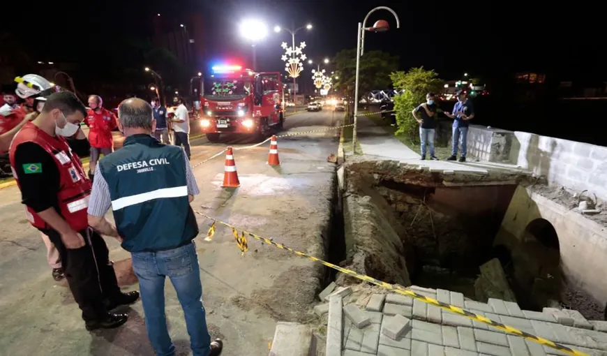 Accident grav în Brazilia. Cel puţin 30 de persoane rănite după ce un trotuar s-a surpat, formând un crater imens
