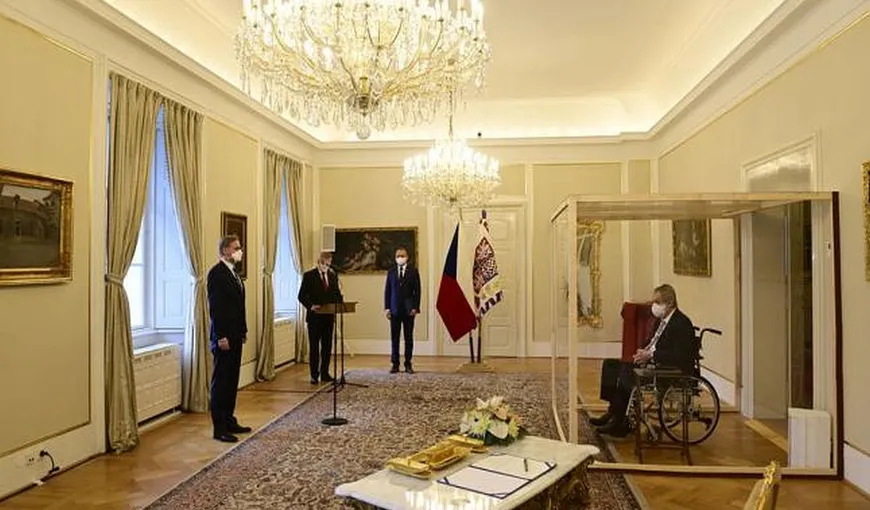 Premierul Cehiei, pus în funcție prin plexiglas, de președintele Milos Zeman care e bolnav de COVID și în scaun cu rotile – VIDEO