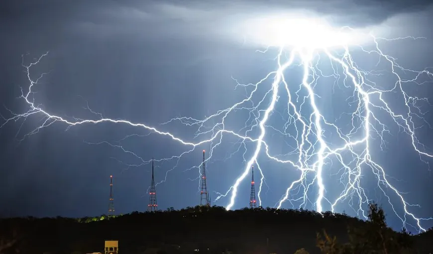 Peste un milion de fulgere înregistrate pe cerul australian în 24 de ore. Ţara are parte de cele mai puternice ploi din ultimii 20 de ani VIDEO