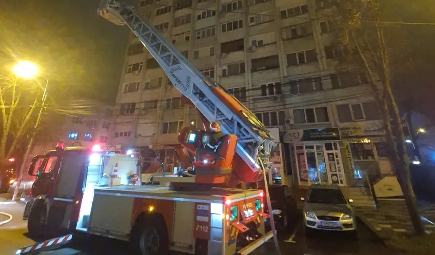 Incendiu devastator într-un bloc din Galaţi. Un bărbat a murit. Zeci de oameni, evacuaţi de urgenţă VIDEO