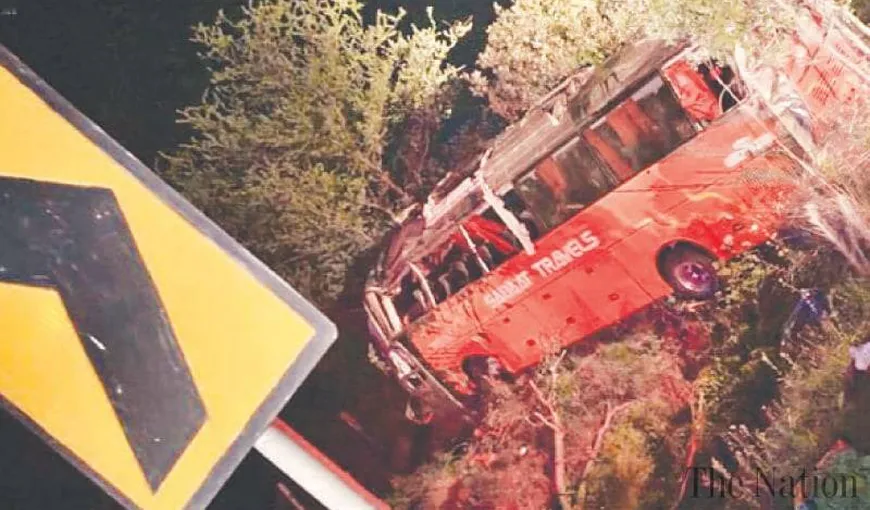 Tragedie rutieră, 26 de morţi într-un accident. Un autobuz plin cu călători s-a prăbuşit într-un defileu, în Kashmir-ul pakistanez