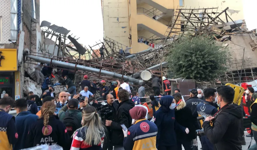 Momentul teribil în care o clădire cu două etaje s-a prăbuşit marţi seara, în Turcia. Zeci de persoane prinse sub dărâmături VIDEO