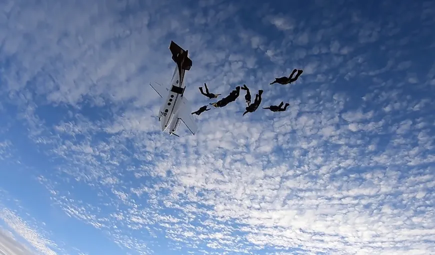 Clipe terifiante, la 5.000 de metri înălţime. Un grup de paraşutişti a sărit din avion chiar în mometul în care aeronava era scăpată de sub control VIDEO