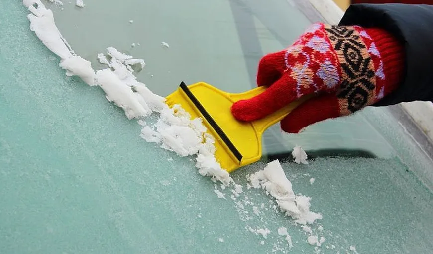 Iată ce trebuie să faci ca să nu îți înghețe parbrizul iarna. Trucurile pe care le folosesc cei mai iscusiți șoferi!