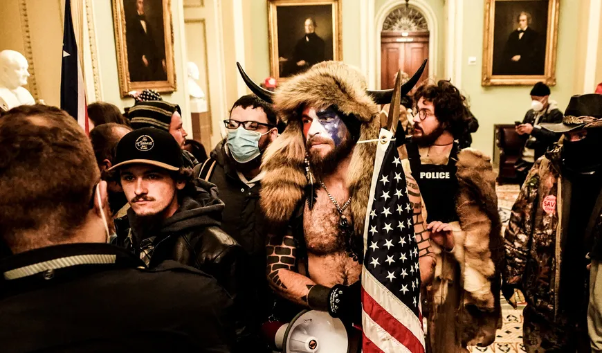 „Şamanul” cu coarne de bizon, condamnat la peste patru ani de închisoare pentru asaltul asupra Capitoliului