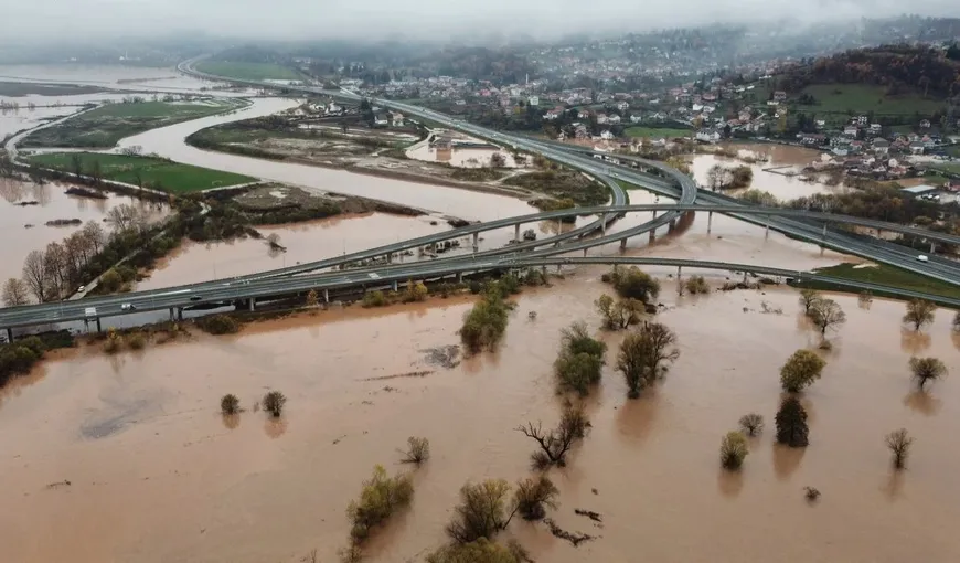 Sarajevo, sub ape. Inundaţiile din capitala Bosniei au dus la întreruperea electricităţii şi închiderea şcolilor VIDEO