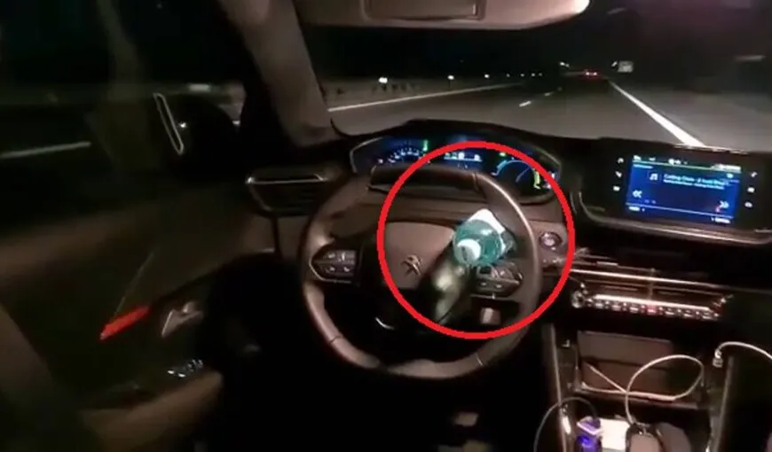 Un şofer a ajuns în șanț cu maşina după ce a „blocat” volanul cu o sticlă de apă și s-a mutat pe bancheta din spate VIDEO