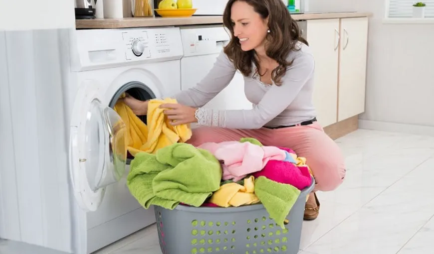 Greşeala majoră care îţi strică rufele puse în maşina de spălat. Mare atenţie la acest detaliu! VIDEO