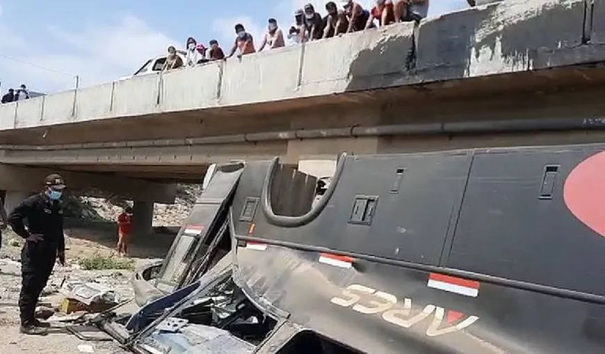 Zeci de victime după ce un autobuz a căzut de pe pod de Crăciun