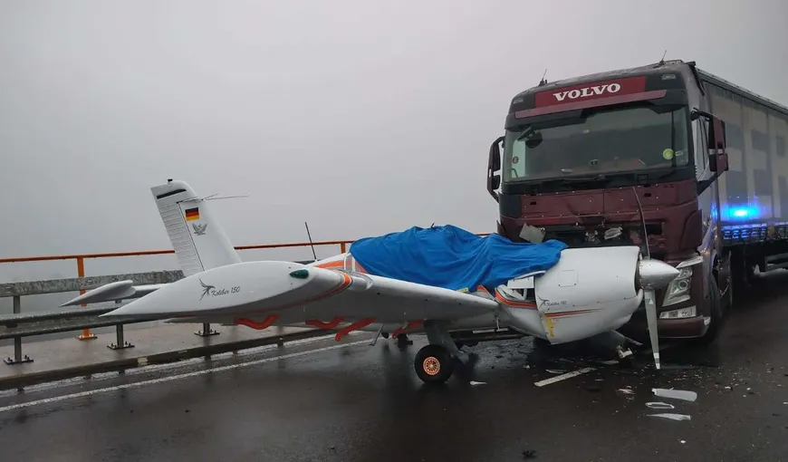 Un şofer român a intrat cu TIR-ul într-un avion VIDEO