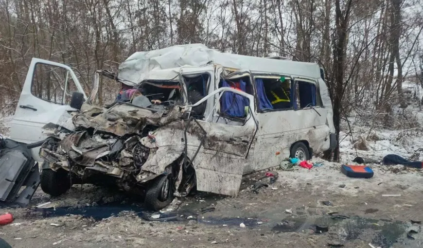 Tragedie pe şosea, 13 morţi după coliziunea dintre un microbuz şi un camion. Este unul dintre cele mai grave accidente de anul acesta, din Ucraina